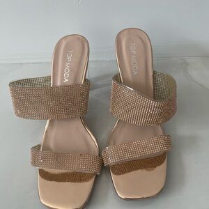 TOP Moda Tan Heels with Square Toe and Minimalist Design